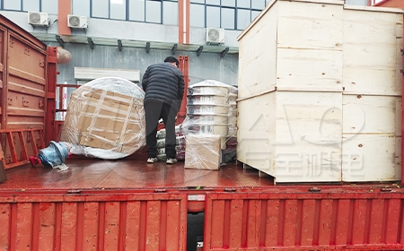 青島客戶訂購的真空上料機、旋振篩已上車，準備發(fā)貨